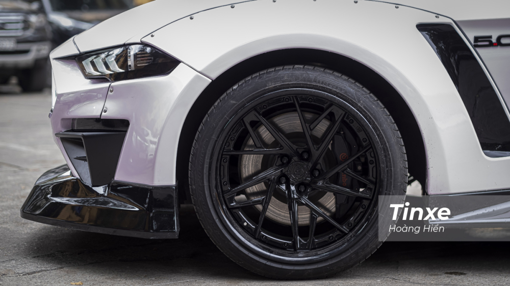 Bộ vành rất đẹp trên Ford Mustang GT 5.0. Bộ vành rất đẹp trên Ford Mustang GT 5.0.