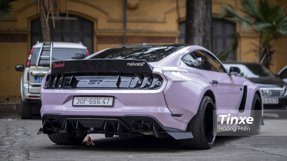 Cánh gió nhỏ phía sau khiến Ford Mustang GT 5.0 gọn gàng hơn. Cánh gió nhỏ phía sau khiến Ford Mustang GT 5.0 gọn gàng hơn.