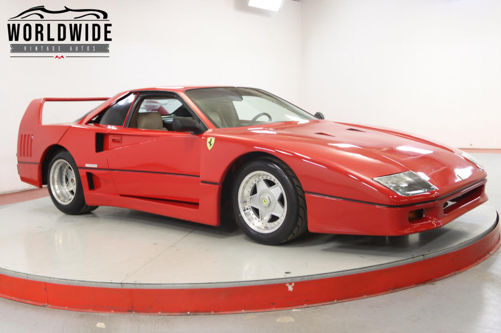 Ph&iacute;a trước của chiếc Ferrari F40 giả mạo