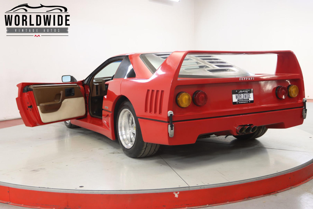 Ph&iacute;a sau của chiếc Ferrari F40 giả mạo
