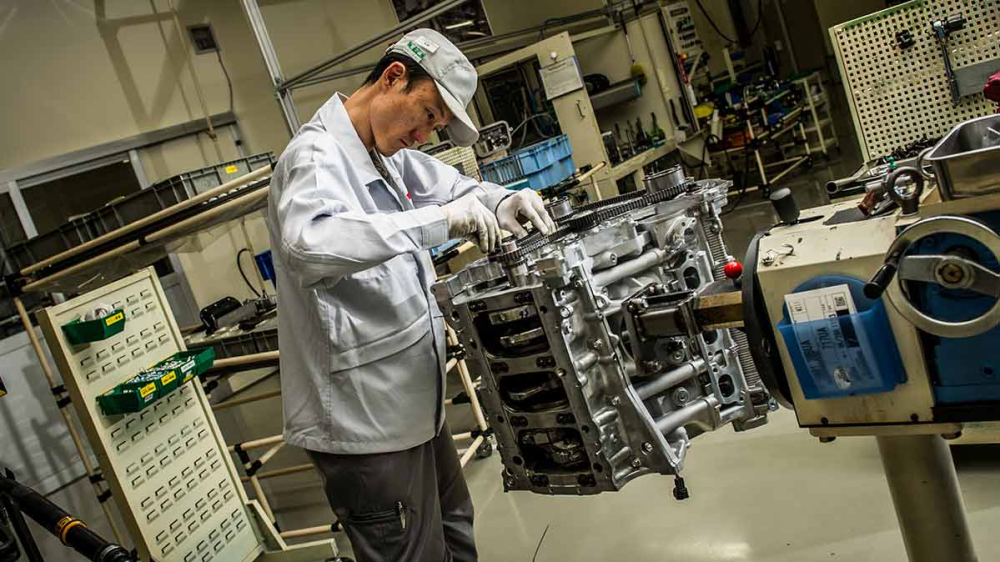 Động cơ của Nissan GT-R được c&aacute;c nghệ nh&acirc;n Nhật Bản lắp r&aacute;p bằng tay