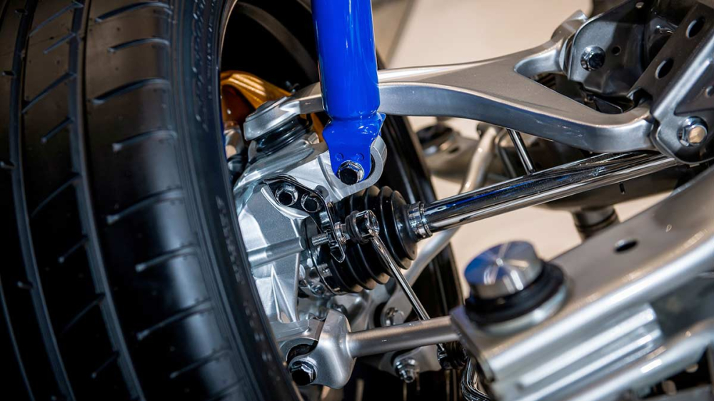 Chi ph&iacute; thay thế giảm x&oacute;c hoặc thanh giằng hệ thống treo của Nissan GT-R kh&ocirc;ng rẻ