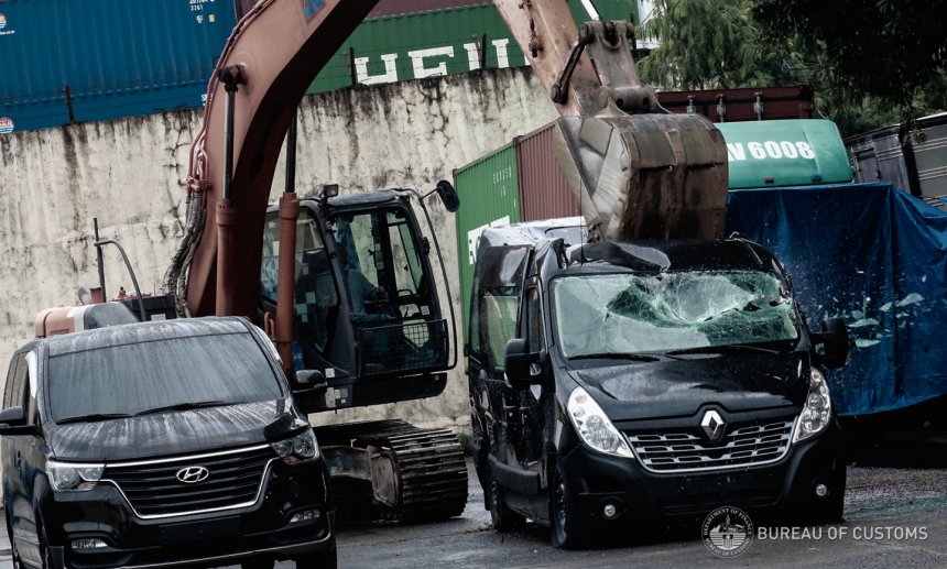 2 chiếc xe van mang thương hiệu Hyundai và Renault