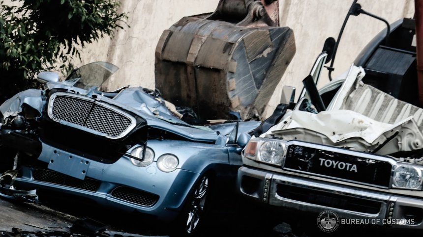 Cặp đôi Bentley Continental GT và Toyota Land Cruiser bị nghiền nát