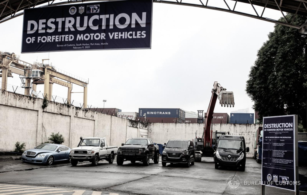 Hình ảnh những chiếc ô tô trước và sau khi bị nghiền nát