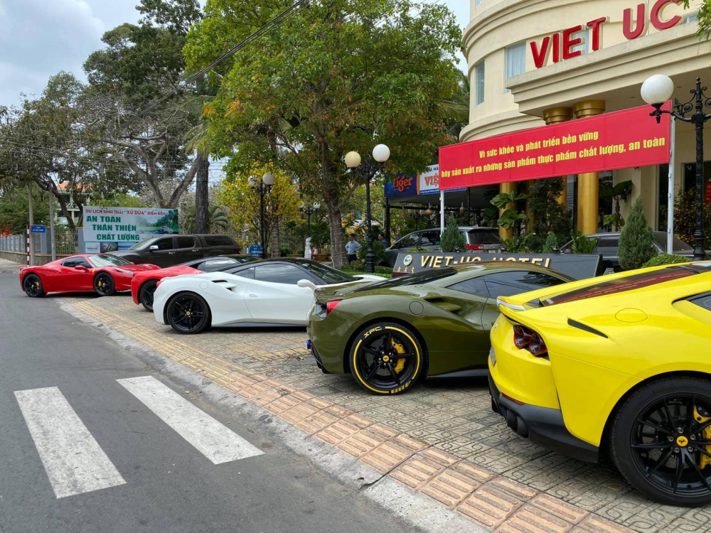 5 chiếc siêu xe Ferrari đủ màu sắc trên đường phố của Bến Tre