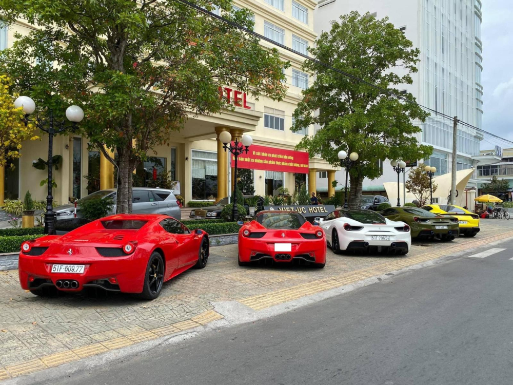 5 chiếc siêu xe Ferrari đỗ hàng dài tại Bến Tre vào trưa 30 Tết. Từ trái sang phải là Ferrari 458 Spider, Ferrari 458 Italia, Ferrari 488 GTB màu trắng, Ferrari 488 GTB và cuối cùng là Ferrari 812 Superfast