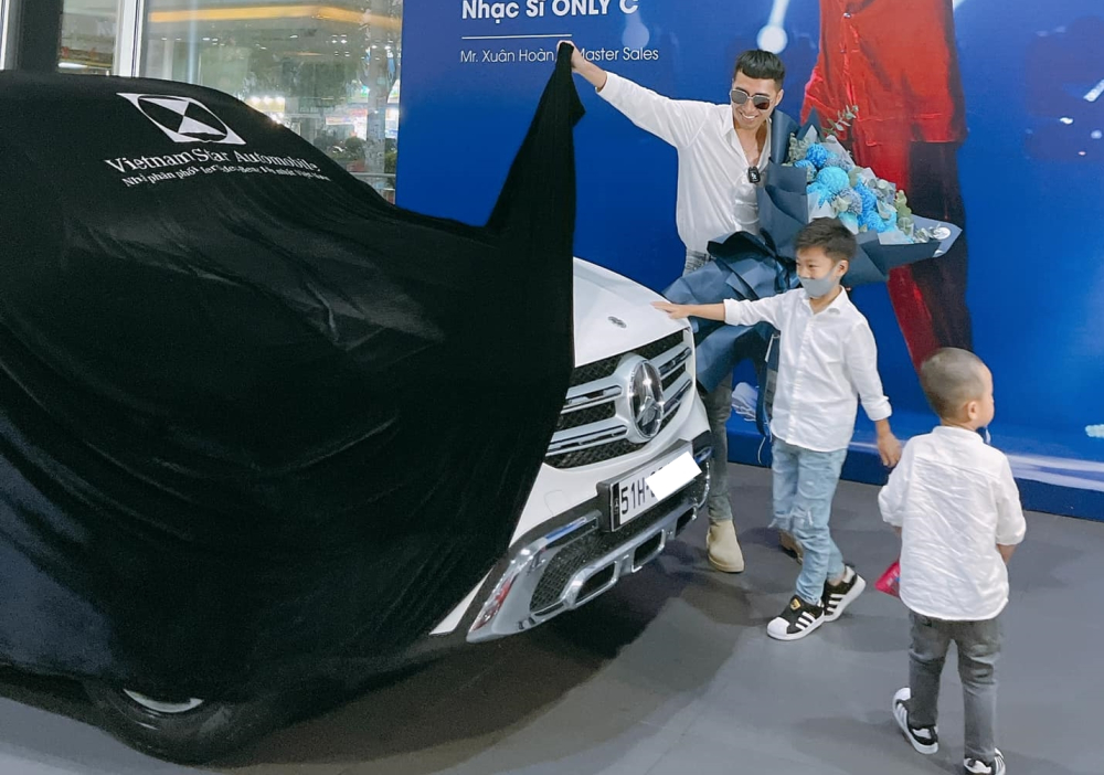 Only C đi nhận bàn giao xe Mercedes-Benz GLC 200 cùng vợ và 2 con trai