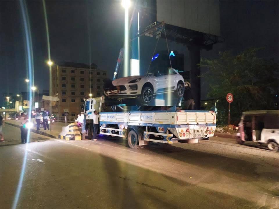 Chiếc xe Porsche sau đó được lật lại và cẩu lên xe cứu hộ