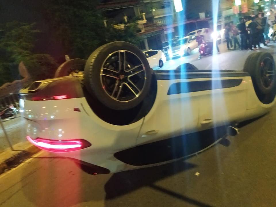 Chiếc xe Porsche hư hỏng nặng