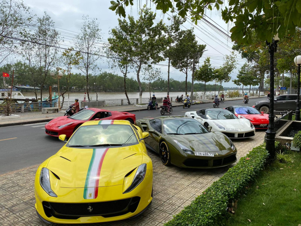 Chiếc siêu xe Ferrari 812 Superfast trong đoàn xe Ferrari về Bến Tre vào trưa 30 Tết