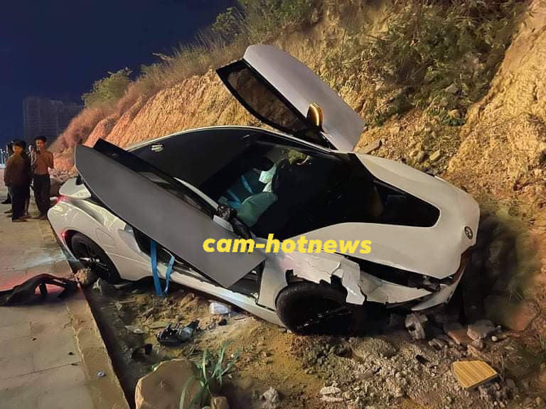 Chiếc xe thể thao BMW i8 chỉ chịu dừng lại sau khi t&ocirc;ng v&agrave;o v&aacute;ch n&uacute;i b&ecirc;n đường