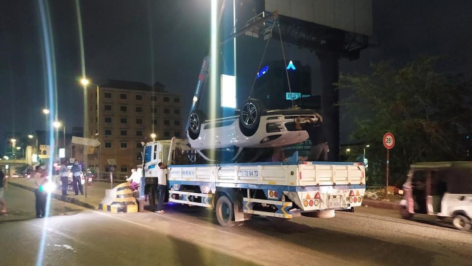 Tuy nhiên họ lại có màn cẩu xe siêu bá đạo khiến không ít người sốc