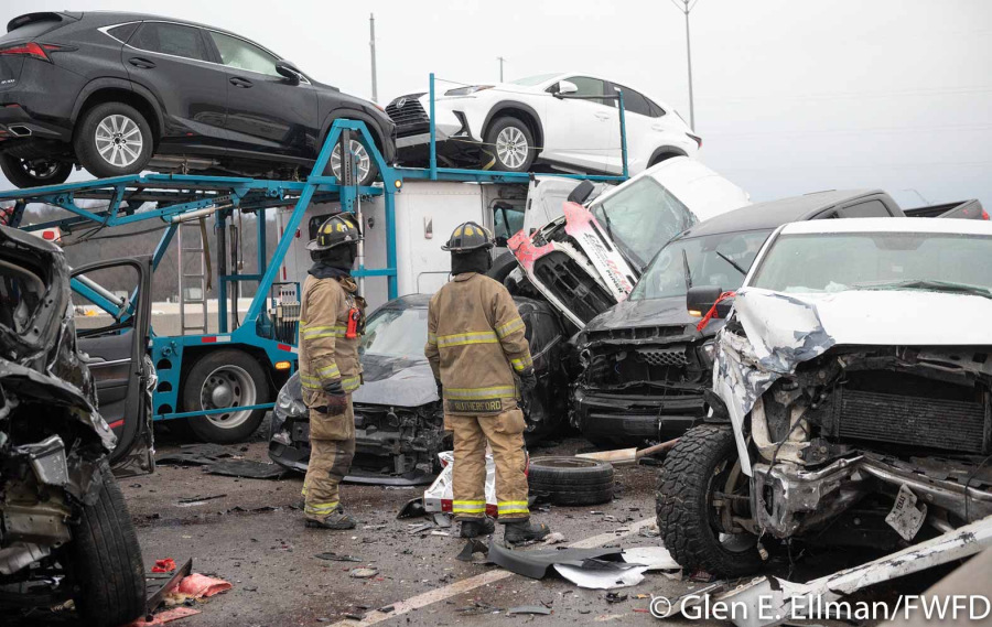 C&oacute; cả chiếc xe đầu k&eacute;o chở &ocirc; t&ocirc; Lexus đến đại l&yacute; cũng bị tai nạn