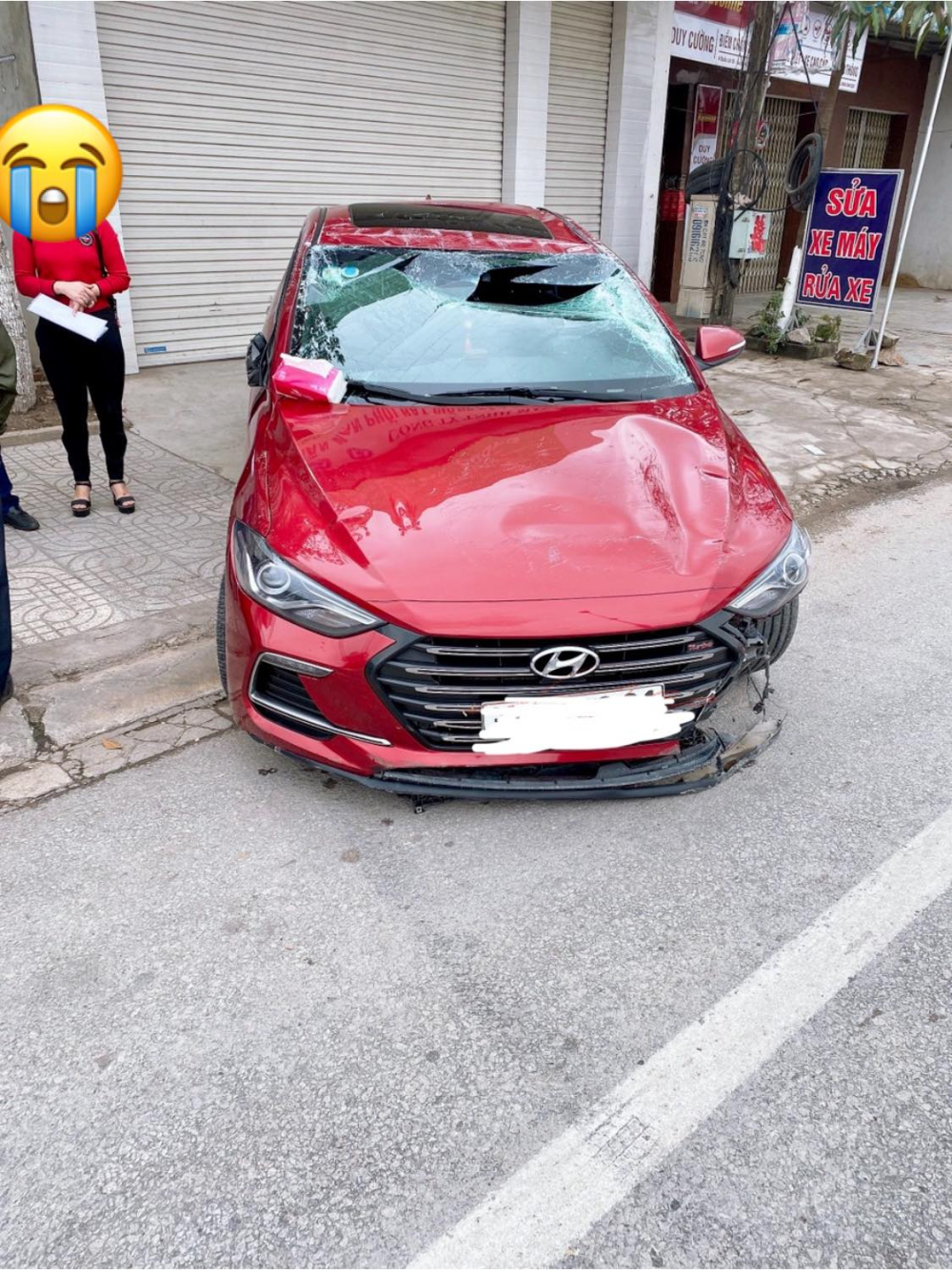 Chiếc ô tô Hyundai Elantra Sport tại hiện trường vụ tai nạn