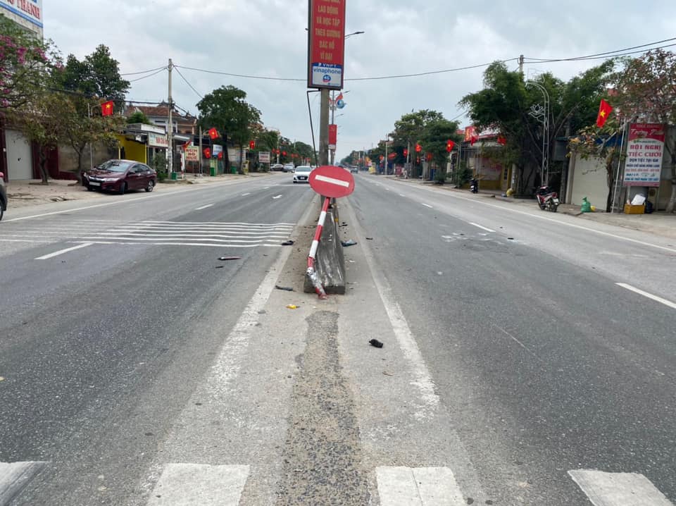 Biển báo giao thông bị tông gãy, đổ xuống dải phân cách
