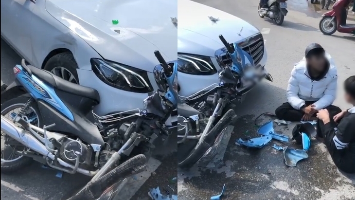 Tông xe máy vào Mercedes-Benz, 2 thanh niên ngồi bệt xuống đường