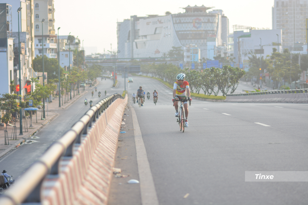 D&ugrave; l&agrave; s&aacute;ng m&ugrave;ng 1 Tết, nhưng nhiều người d&acirc;n vẫn hoạt động b&igrave;nh thường như tập thể dục, đạp xe 