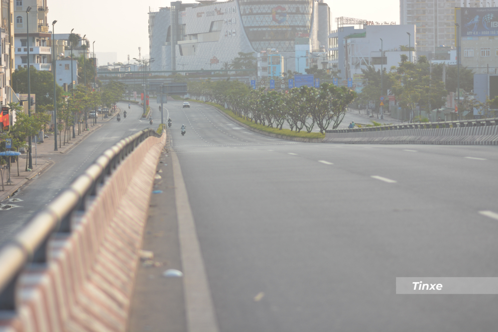 Cầu B&igrave;nh Lợi s&aacute;ng m&ugrave;ng 1 Tết hướng từ th&agrave;nh phố Thủ Đức đi quận 1 v&agrave; quận G&ograve; Vấp vắng xe đi lại. 
