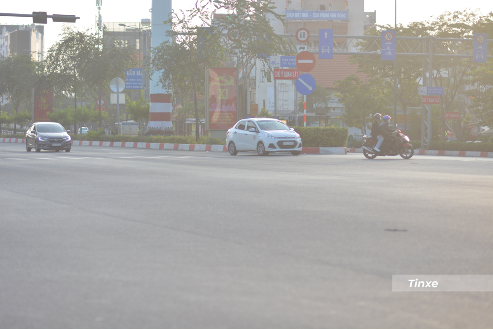 D&ugrave; đường phố S&agrave;i th&agrave;nh thưa thớt xe cộ nhưng người d&acirc;n chấp h&agrave;nh luật giao th&ocirc;ng kh&aacute; tốt. Một số phương tiện chờ đ&egrave;n xanh mới rẽ tr&aacute;i v&agrave;o Nguyễn X&iacute;, quận B&igrave;nh Thạnh. 