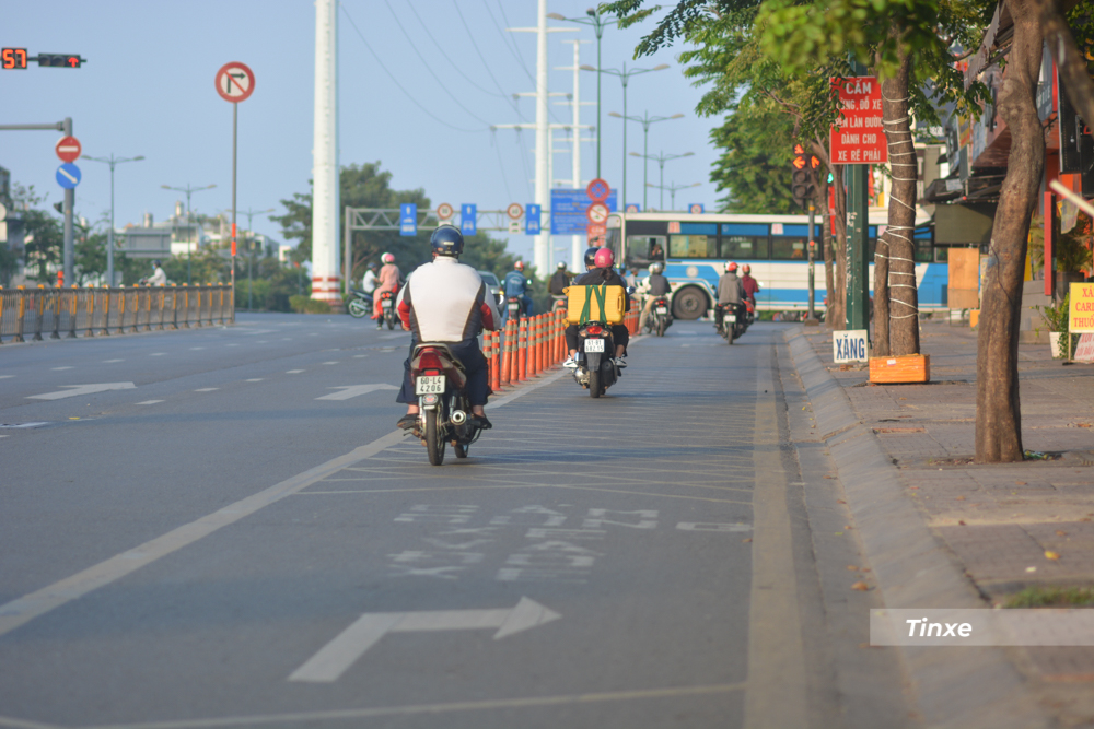 Đường Phạm Văn Đồng giao với Phan Văn Trị l&agrave; nỗi &aacute;m ảnh của kh&ocirc;ng &iacute;t người tham gia giao th&ocirc;ng v&agrave;o mỗi buổi s&aacute;ng hay giờ tan tầm trong c&aacute;c ng&agrave;y thường, nhưng m&ugrave;ng 1 Tết, giao lộ n&agrave;y rất th&ocirc;ng tho&aacute;ng. 