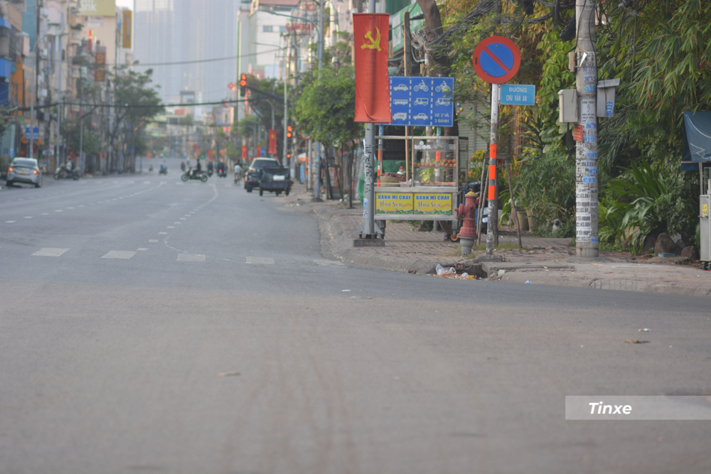 C&aacute;c h&agrave;ng qu&aacute;n cũng hoạt động như b&igrave;nh thường. Gi&aacute; cả kh&ocirc;ng tăng nhiều so với mọi ng&agrave;y. 