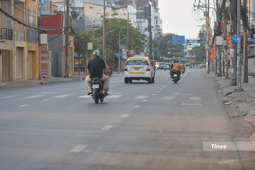 Tương tự đ&oacute; l&agrave; Đinh Bộ Lĩnh giao với Bạch Đằng thường xuy&ecirc;n kẹt xe k&eacute;o d&agrave;i nhiều km trong c&aacute;c ng&agrave;y thường nhưng s&aacute;ng nay, người d&acirc;n lưu th&ocirc;ng thoải m&aacute;i.