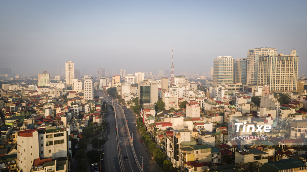 Thay vào đó là sự vắng vẻ và bình yên vốn có của Hà Nội.