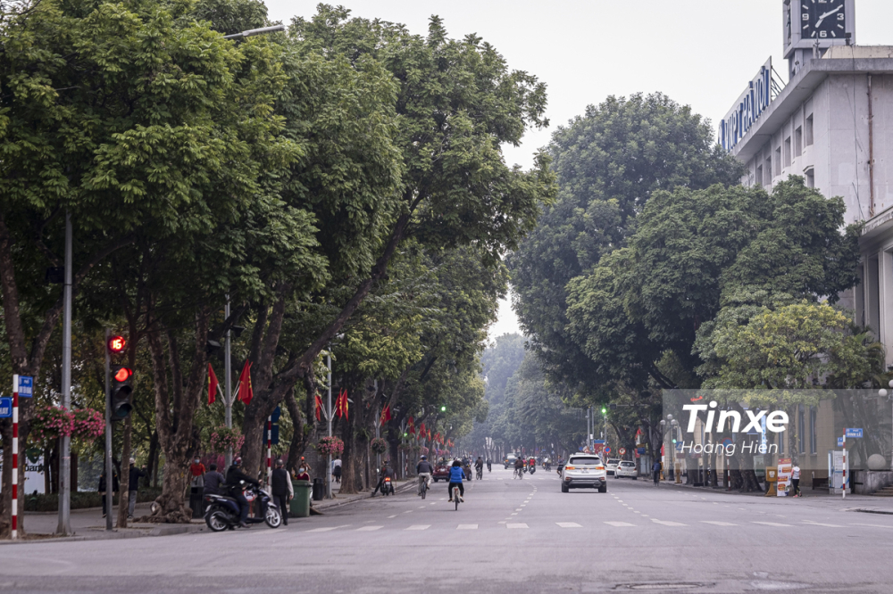 Trên những tuyến phố chính tại trung tâm Hà Nội thì mật độ người dân và các phương tiện có phần đông hơn một chút.