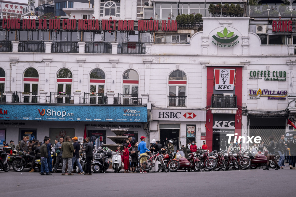 Cứ mỗi ng&agrave;y m&ugrave;ng 1 Tết đầu năm, d&agrave;n xe độc đ&aacute;o của H&agrave; Nội lại c&ugrave;ng nhau tụ hợp để giao lưu ch&uacute;c mừng năm mới tại quảng trường Đ&ocirc;ng Kinh Nghĩa Thục.