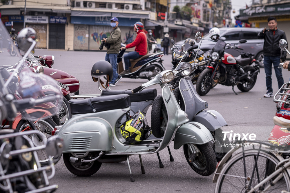 Những chiếc xe Vespa cổ cũng l&agrave; những th&agrave;nh vi&ecirc;n kh&ocirc;ng thể thiếu trong ng&agrave;y gặp nhau đầu năm của những người m&ecirc; xe tại H&agrave; Nội.