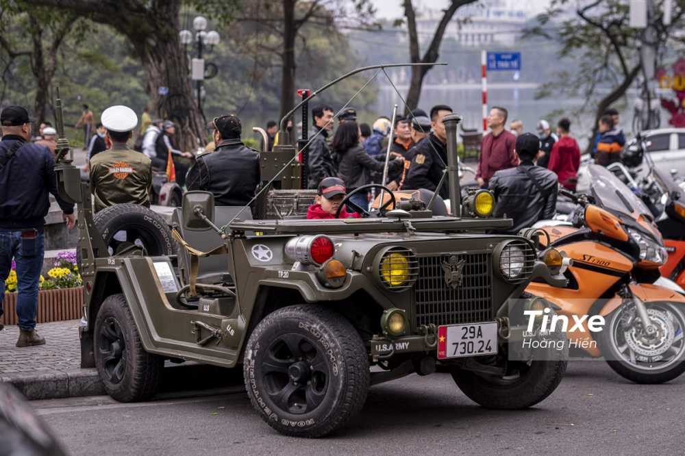Một chiếc xe Jeep cũng g&oacute;p mặt trong buổi gặp gỡ đầu năm của những người y&ecirc;u xe tại H&agrave; Nội.