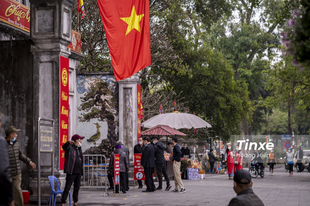 Đó là những người dân ở lại Hà Nội tranh thủ đi lễ chùa, dạo phố để tận hưởng không khí của ngày đầu năm mới/