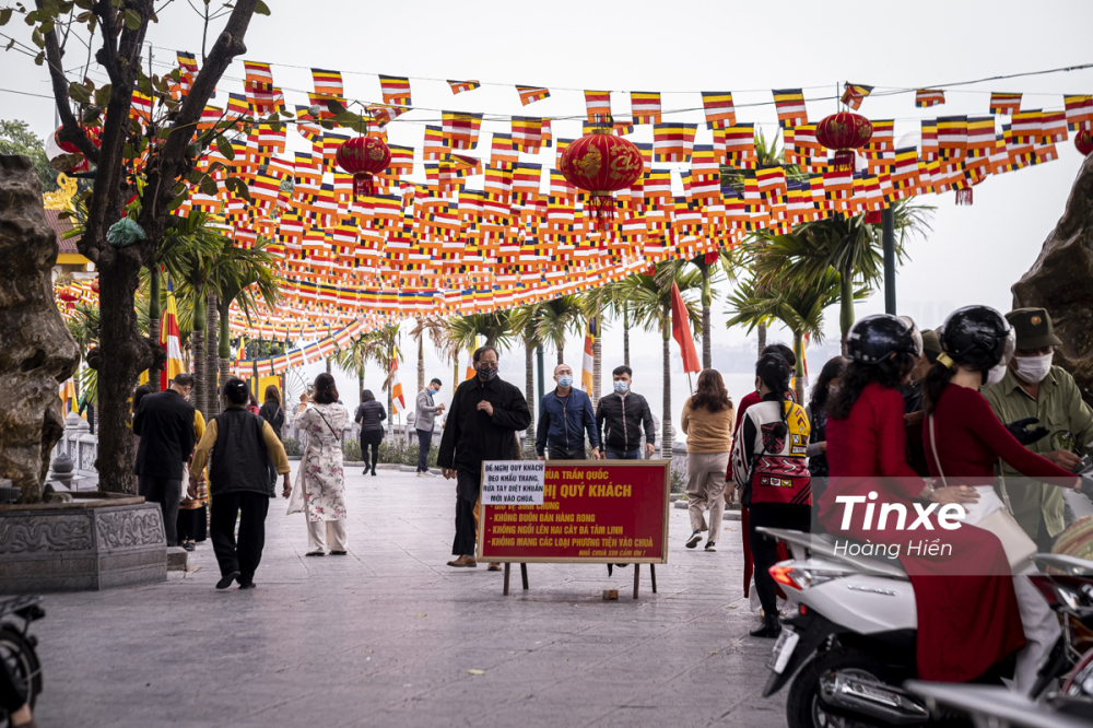 Qua quan sát của chúng tôi, người dân Hà Nội đã có ý thức hơn trong việc đeo khẩu trang để phòng dịch khi đến những tụ điểm công cộng như đền chùa miếu mạo.