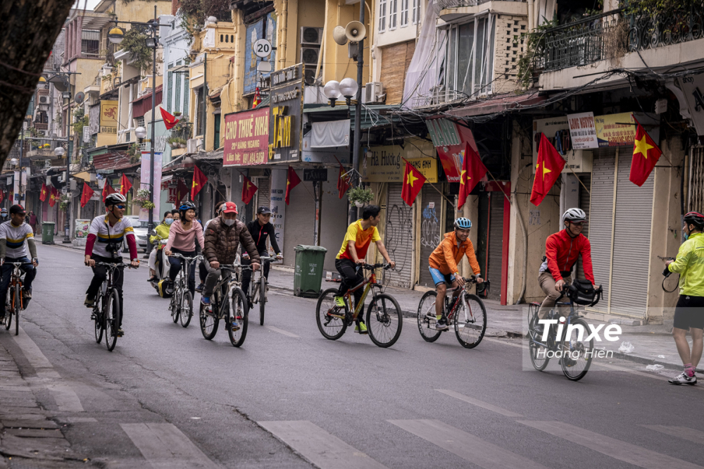Nhiều nhóm hội chơi xe cũng tranh thủ ngày đầu năm để gặp gỡ, giao lưu và chụp ảnh kỷ niệm.