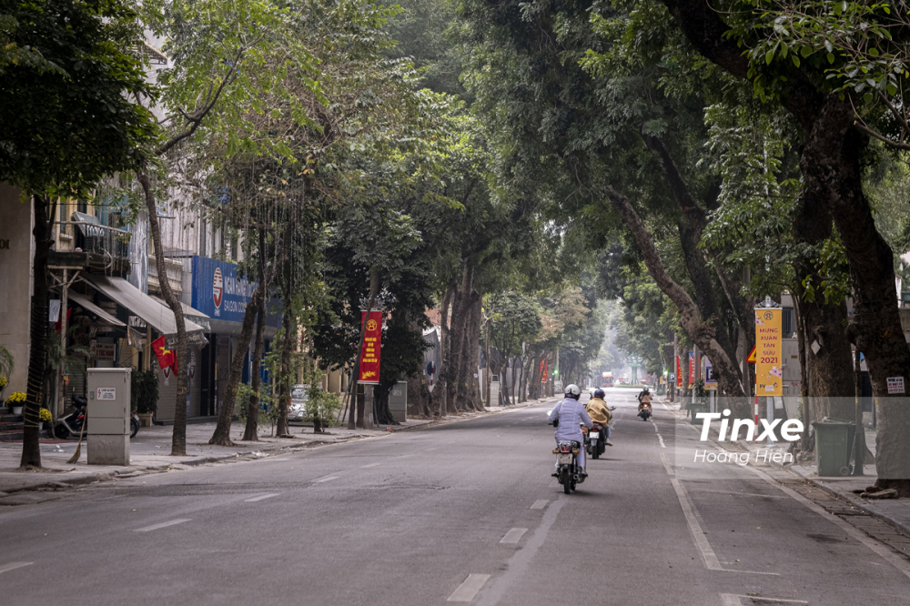 Mặc dù đông hơn những ngày đầu năm trước đây nhưng cơ bản đường phố Hà Nội vẫn vắng vẻ và yên bình.