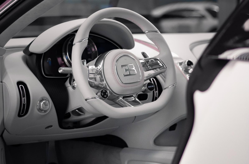 Nội thất bọc da màu trắng của chiếc Bugatti Chiron Sport