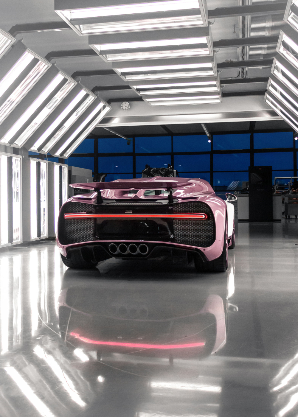 Bugatti Chiron Sport có 4 ống xả hình tròn xếp cạnh nhau
