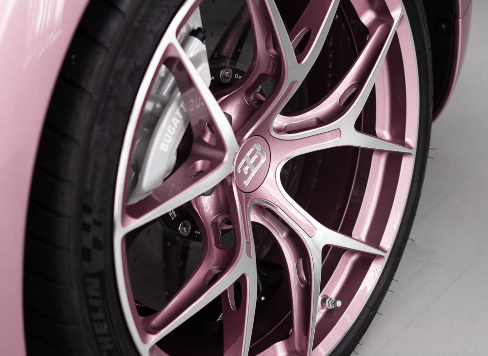 Bộ vành phối 2 màu hồng và trắng của chiếc siêu xe Bugatti Chiron Sport
