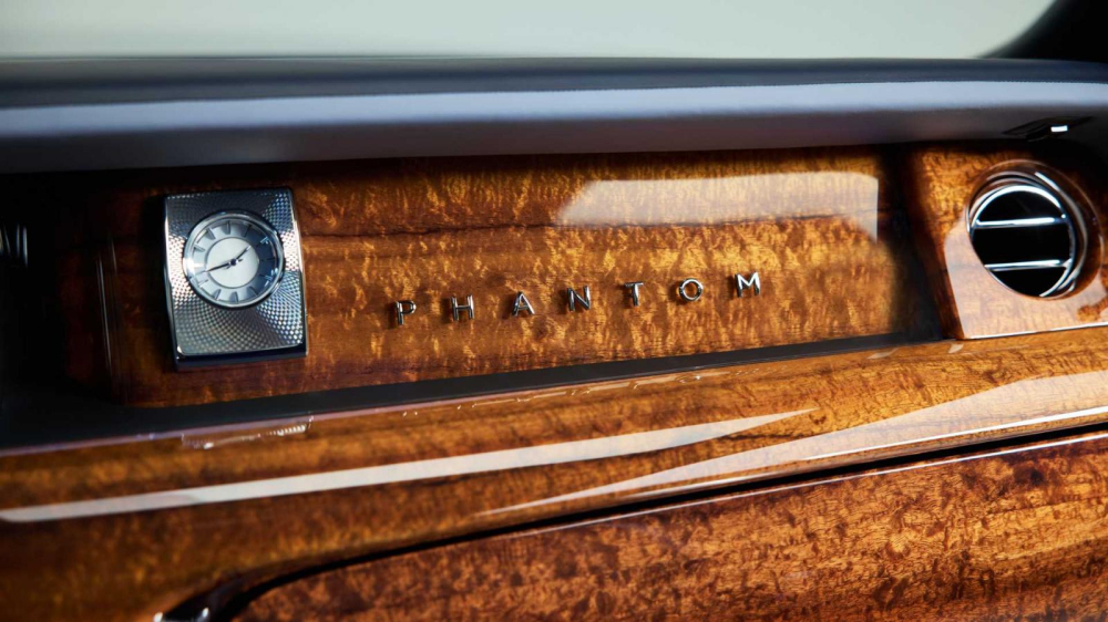 Mặt t&aacute;p-l&ocirc; ốp gỗ Koa của chiếc Rolls-Royce Koa Phantom Extended