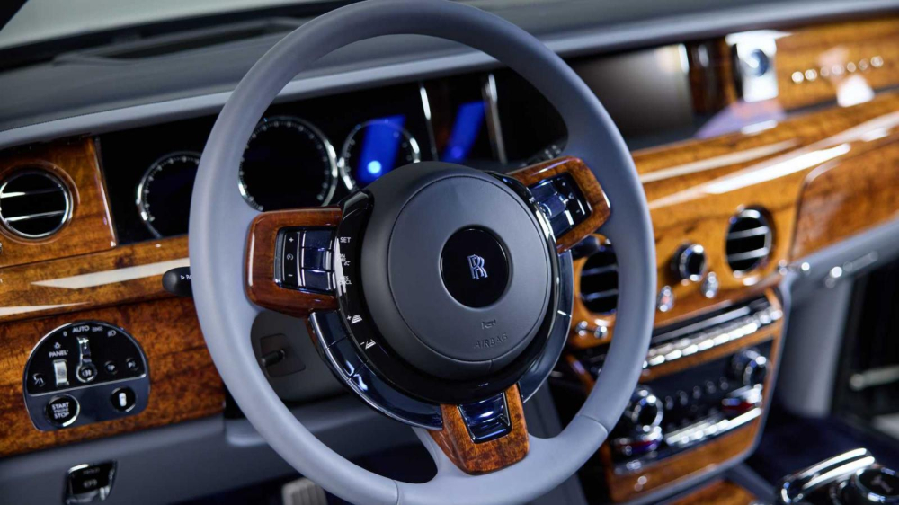Nội thất bọc da v&agrave; ốp gỗ của chiếc Rolls-Royce Koa Phantom Extended