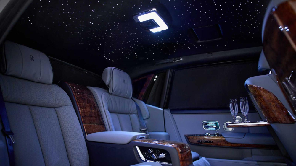 Trần xe bầu trời sao của chiếc Rolls-Royce Koa Phantom Extended