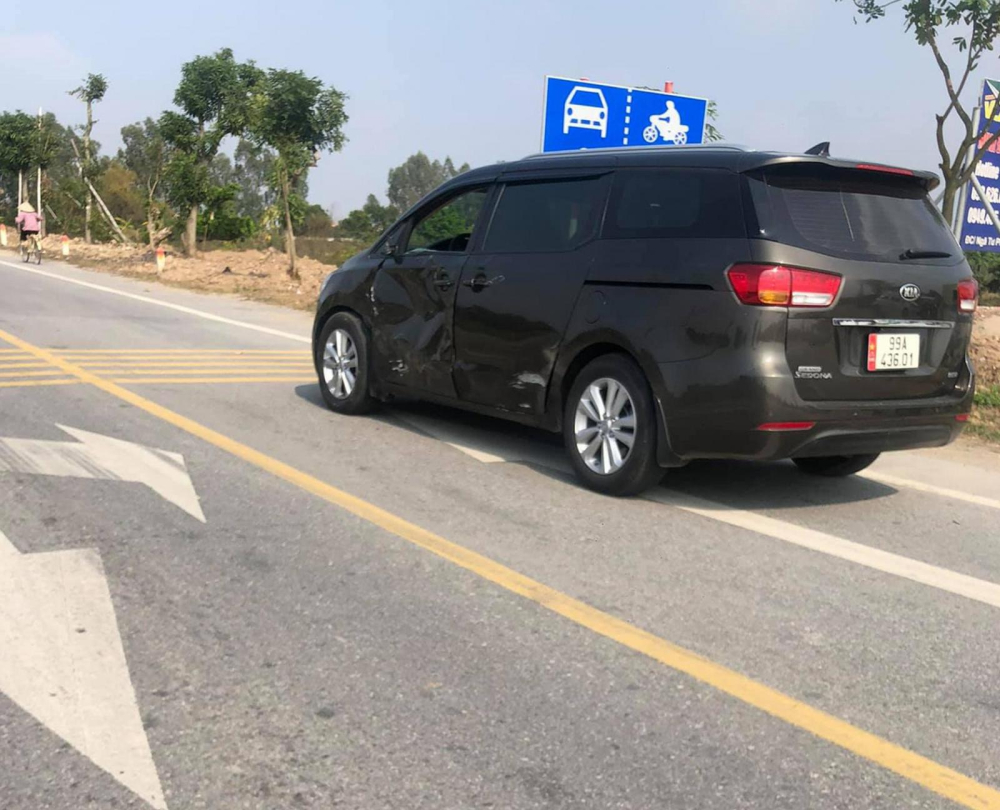 Chiếc &ocirc; t&ocirc; Kia Sedona va chạm với chiếc xe m&aacute;y