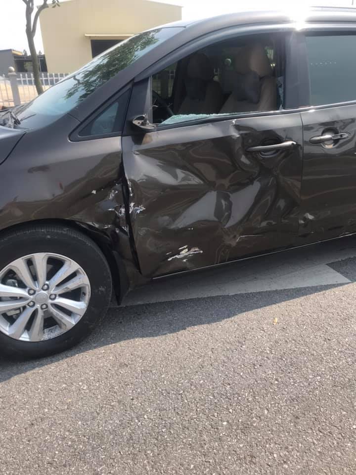 Chiếc &ocirc; t&ocirc; Kia Sedona bị biến dạng sườn b&ecirc;n tr&aacute;i