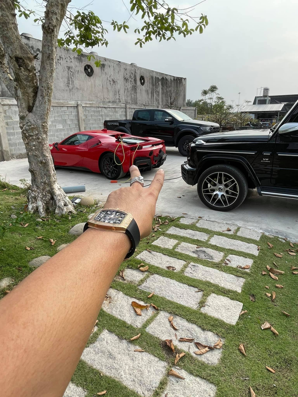Ferrari SF90 Stradale và phía sau là Mercedes-AMG G63