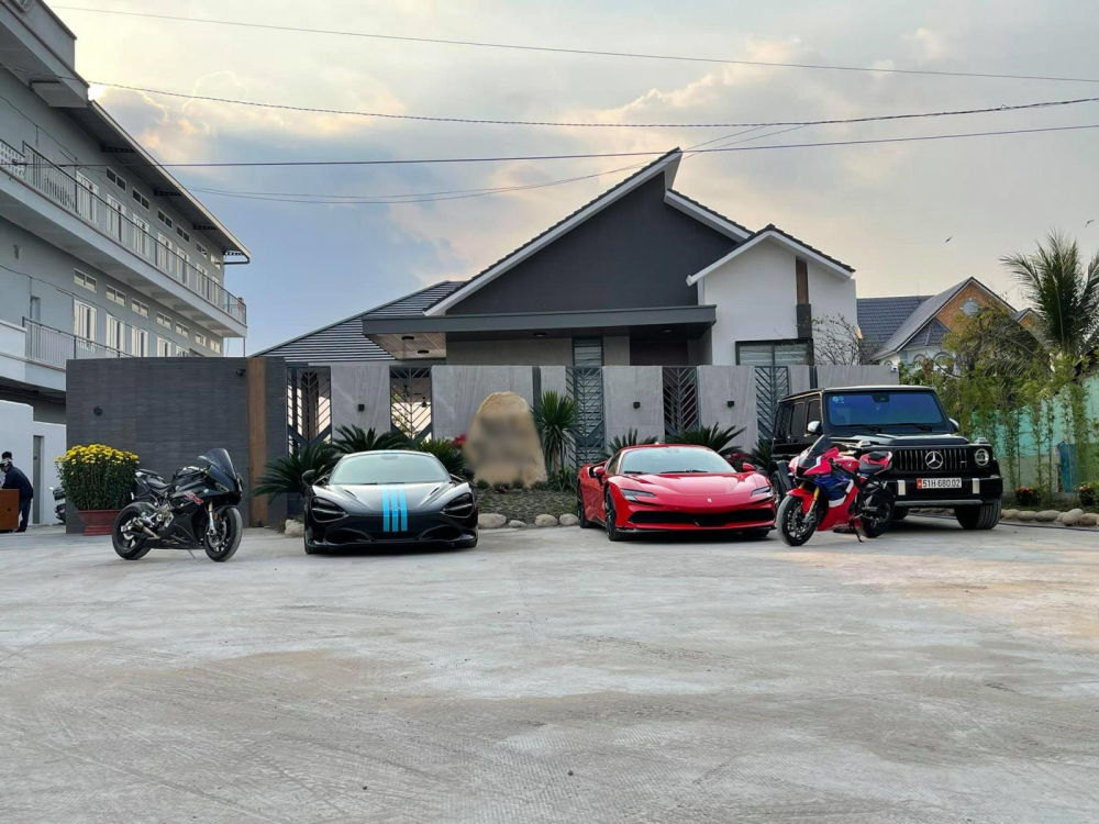 Từ trái sang là siêu xe mui trần McLaren 720S Spider, siêu xe Ferrari SF90 Stradale và cuối cùng là SUV hạng sang Mercedes-AMG G63