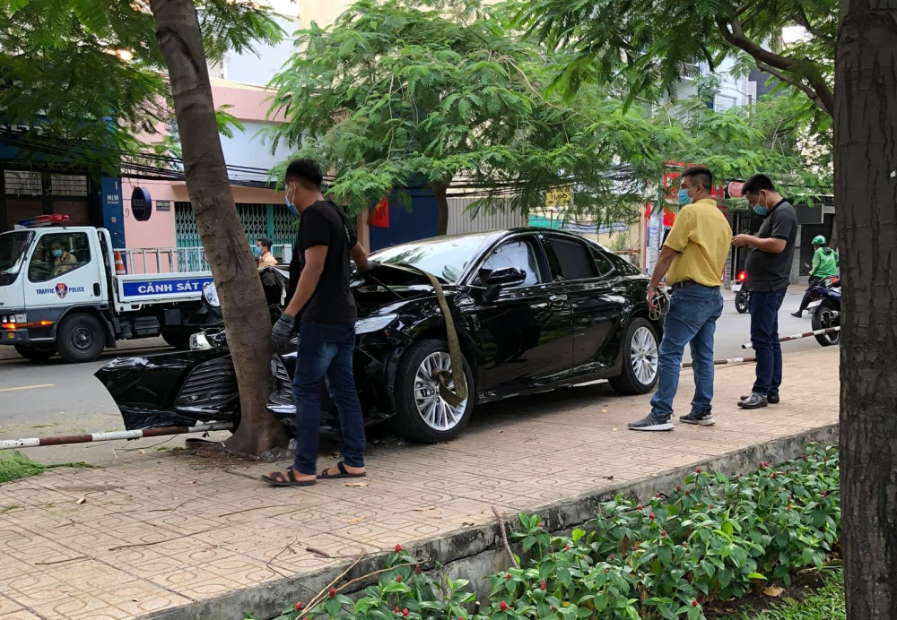 Vụ tai nạn khiến chiếc xe Toyota Camry hư hỏng nặng đầu xe 