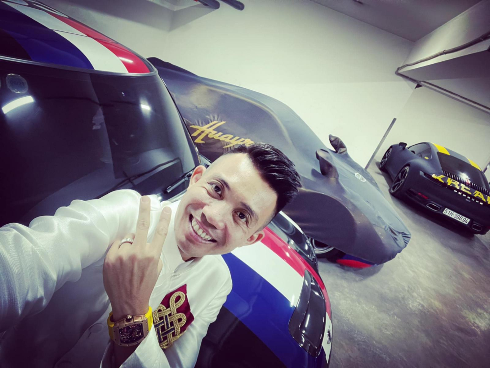 Minh Nhựa khoe ảnh chụp c&ugrave;ng d&agrave;n xe khủng dưới garage, Pagani Huayra vẫn bị tr&ugrave;m bạt