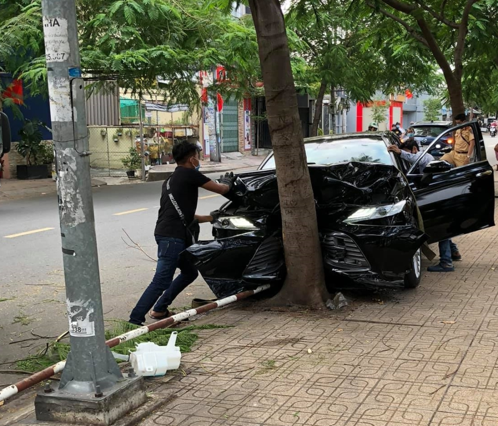 Hiện trường xe Toyota Camry t&ocirc;ng v&agrave;o dải ph&acirc;n c&aacute;ch tr&ecirc;n vỉa h&egrave; trước khi leo l&ecirc;n đ&acirc;y v&agrave; chỉ chịu dừng lại khi t&ocirc;ng v&agrave;o gốc c&acirc;y xanh