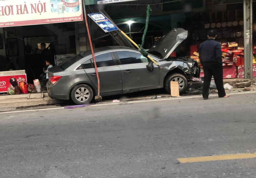 Chiếc xe Daewoo Lacetti hư hỏng phần đầu xe